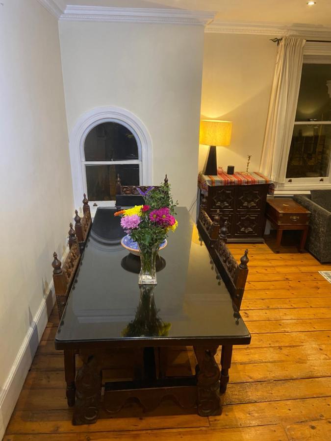 Charming And Beautiful In Wandsworth Gazde/Camere de închiriat *